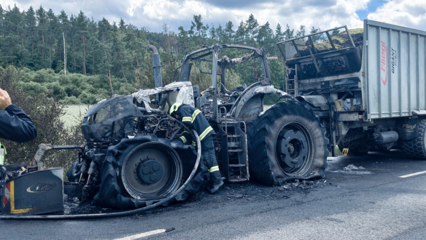 Na Příbramsku shořel traktor za miliony, silnice 18 je kvůli odtahu opět uzavřena