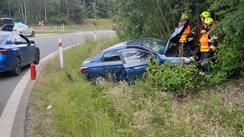 NEHODA U DRÁSOVA: Senior s citroënem nezvládl odbočení na dálničním sjezdu a skončil v příkopu