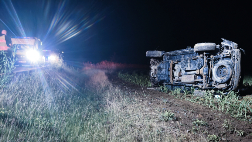 U Milína vyletěl řidič s více než dvěma promile do pole, po kotrmelcích skončil na boku