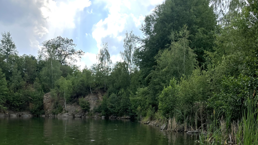 Kam k vodě na Příbramsku? Objevte skryté lomy i koupaliště bez davů