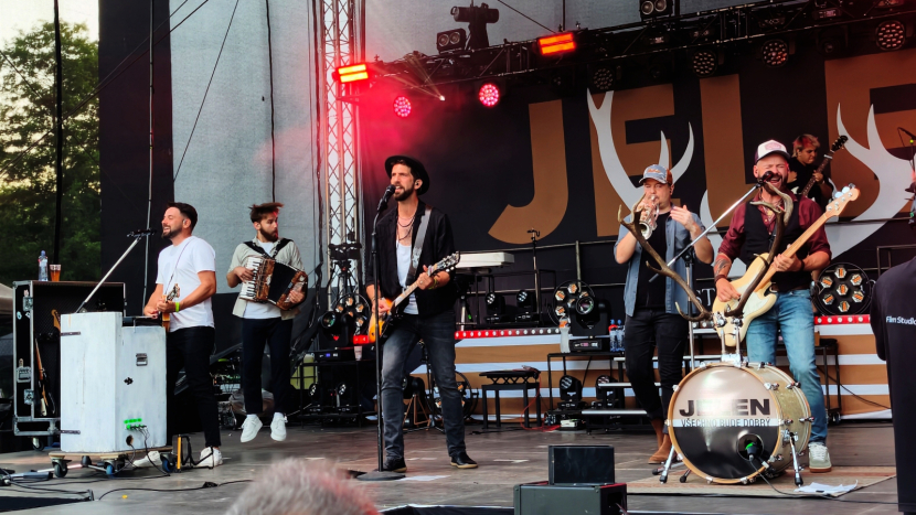 OBRAZEM: JelenFest ovládl Příbram: Rodinná atmosféra, autogramiády i velká večerní show