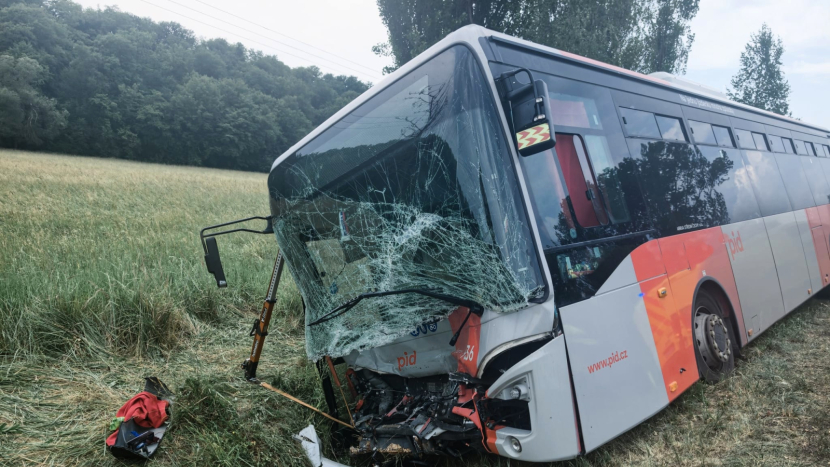 Po čelním střetu s osobním autem skončil autobus u Jinců v příkopu, na místo letěl i vrtulník