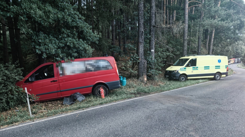 Černé pondělí na Příbramsku: U Hluboše narazila dodávka do pařezu, na místo letěl opět i vrtulník