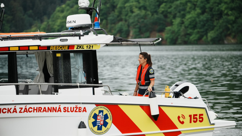 Záchranářům pomáhá na Slapech nový člun, původní se přestěhuje na Orlík