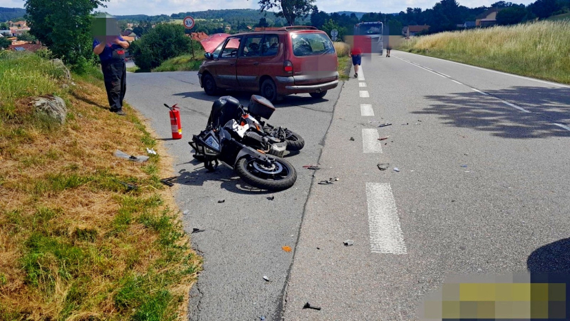 Nepozornost na silnicích: U Kosovy Hory se kvůli chybám řidičů i motorkářů srazilo pět strojů
