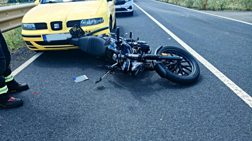 Na silnici II/604 u Milína se řetězově srazila dvě auta s motorkou, zranila se spolujezdkyně