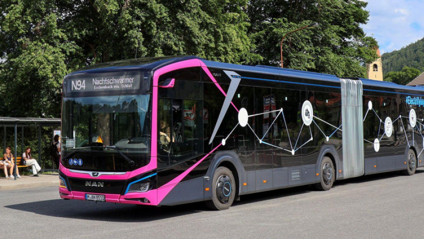 Středočeští dopravci testovali elektrický kloubový autobus MAN