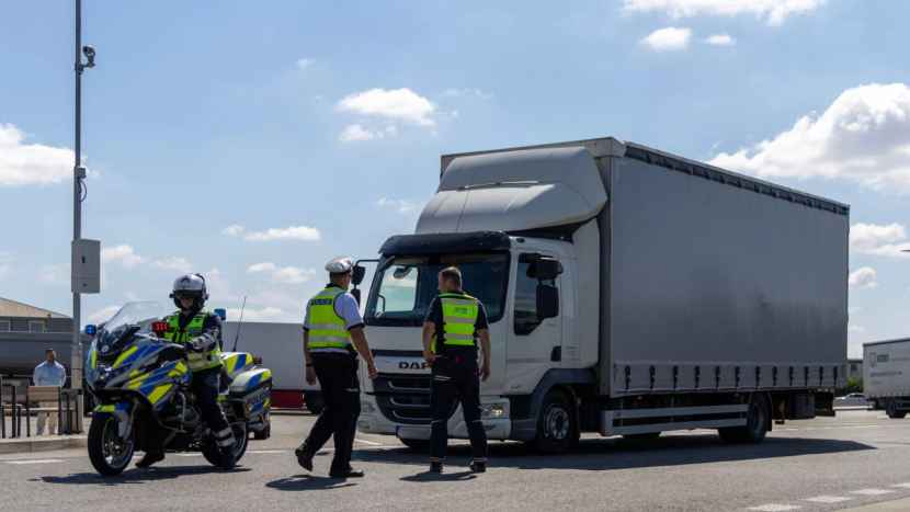 Policie a INSID vyrážejí do akce. Přísné kontroly autobusů a kamionů budou po celé republice