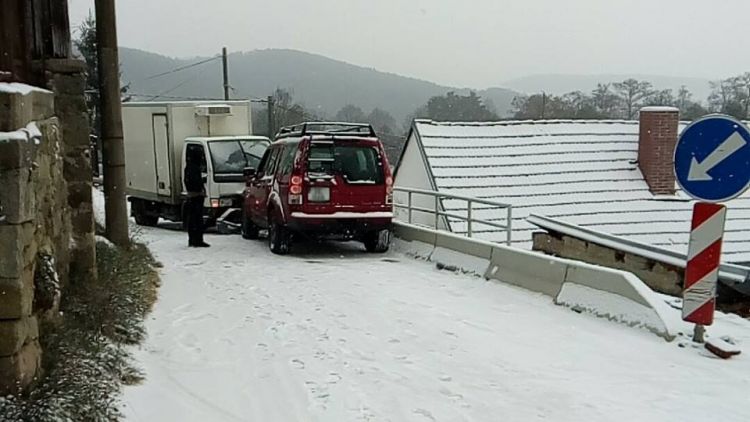 Sníh dělá řidičům problémy, hlášeno je hned několik nehod
