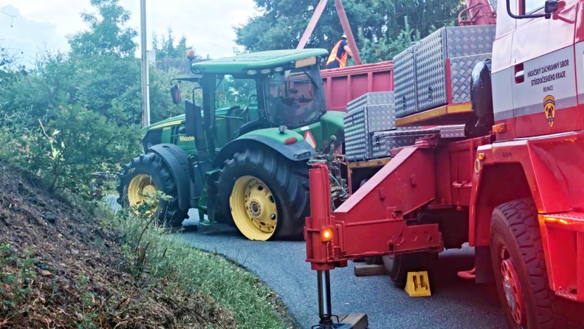 Traktor se 17 tunami obilí zablokoval silnici, hasiči museli náklad přečerpat