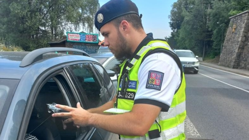 Řidič při policejní akci nadýchal půl promile. Policie rozdávala nealko piva