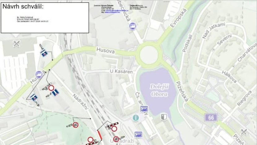 Ulice Nádražní je od 16. července zcela uzavřena. Svah je v havarijním stavu, oprava bude technicky náročná