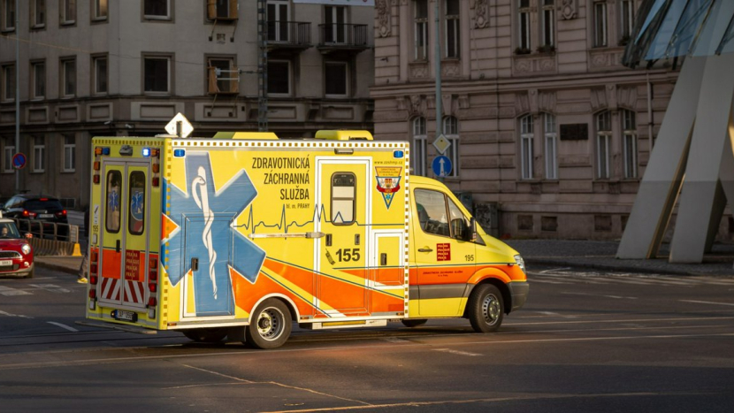Když sanitka jede zbytečně. Měla by být za plané výjezdy odpovědnost?