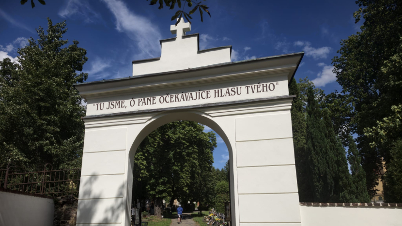 Vstupní brána má nové štuky i ochrannou vrstvu. Příbramský hřbitov čekají další velké úpravy