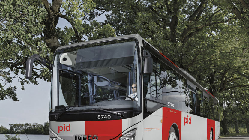 Středočeský kraj v autobusech PID od srpna rozšíří možnost nástupu všemi dveřmi
