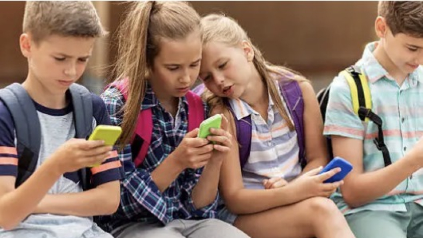 Zákaz mobilů ve školách: ochrana dětí, nebo krok zpět?