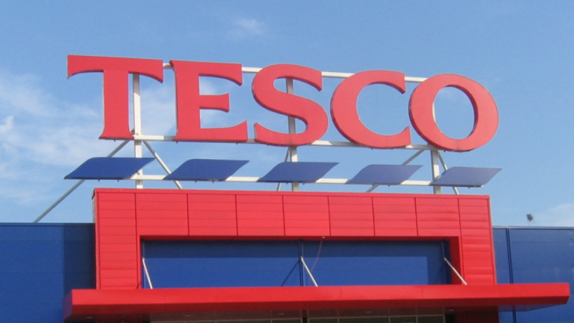 Tesco zvažuje prodej svých obchodů ve střední Evropě. Dotknout by se to mohlo i prodejen v Česku