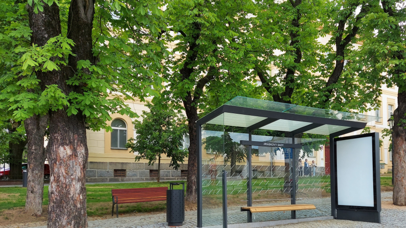 Příbram zahájila výměnu autobusových přístřešků. Nové zastávky budou ve městě i osadách