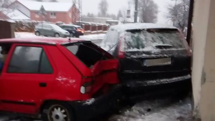 Ve Zdabořské ulici se srazily tři vozy