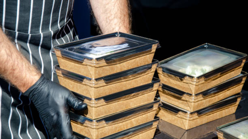 Konec pohodlí. Obaly na jídlo zdraží, povinnosti přibudou a vlastní krabičky budou povinné