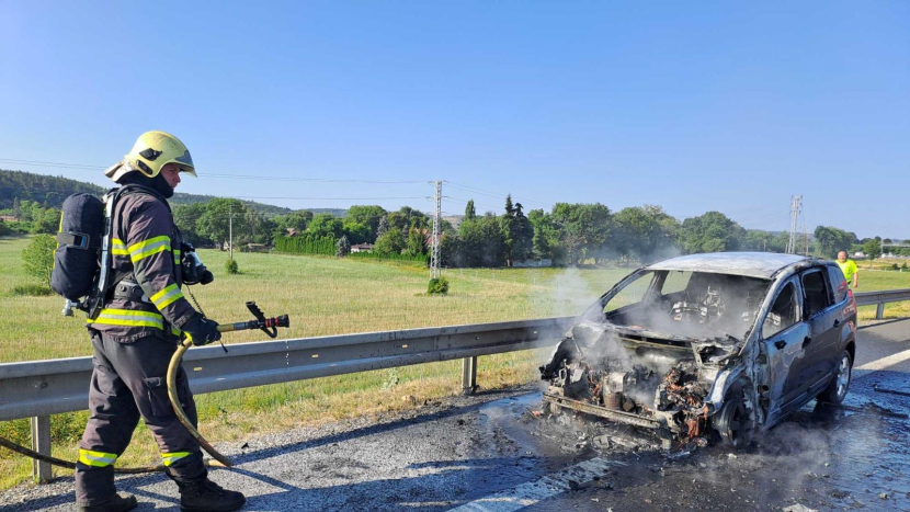 Na D4 ráno hořelo osobní auto, směr na Prahu byl zcela uzavřen