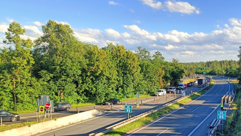 Omezení na D4 u Jíloviště potrvá do 21. srpna, další bude v září. Řidiči si stěžují na kolony