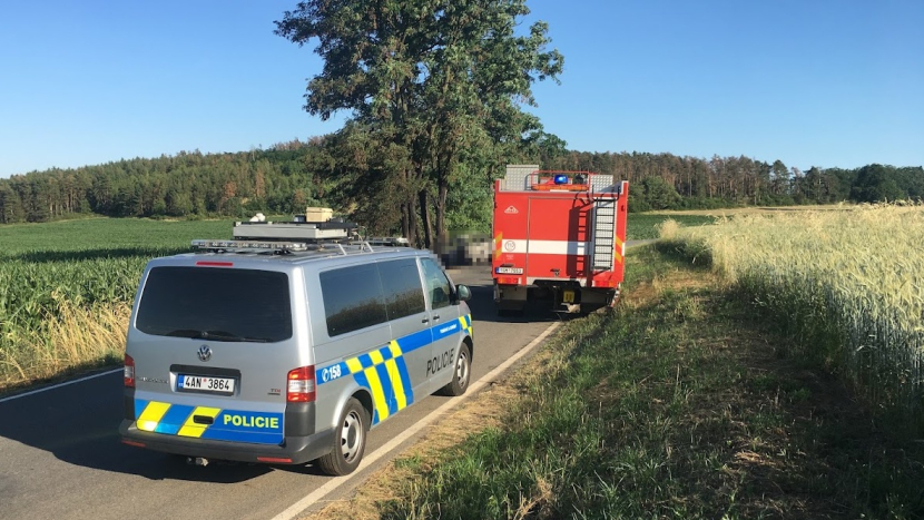 TRAGÉDIE U SEDLČAN: Osobní auto narazilo do stromu, řidič na místě zemřel
