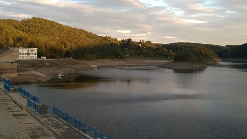 Orlická přehrada se blíží minimální hladině, jeřáb už vytahuje lodě z vody