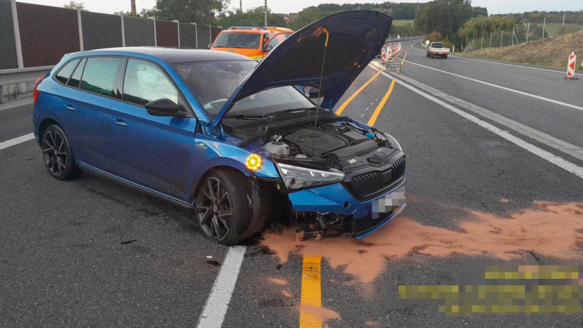 Ranní karambol v zúžení na dálnici D4: Opel sestřelil pylon, ten se odrazil do protijedoucí škodovky