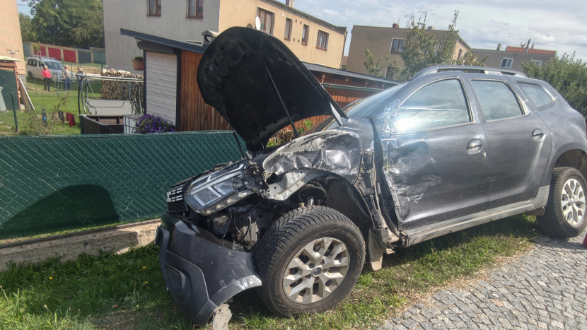 Tři nehody na silnici I/18: U Dubence narazil motorkář do pickupu Toyota, v Dublovicích bourala sanitka a u Vranovic skončil vůz na boku.