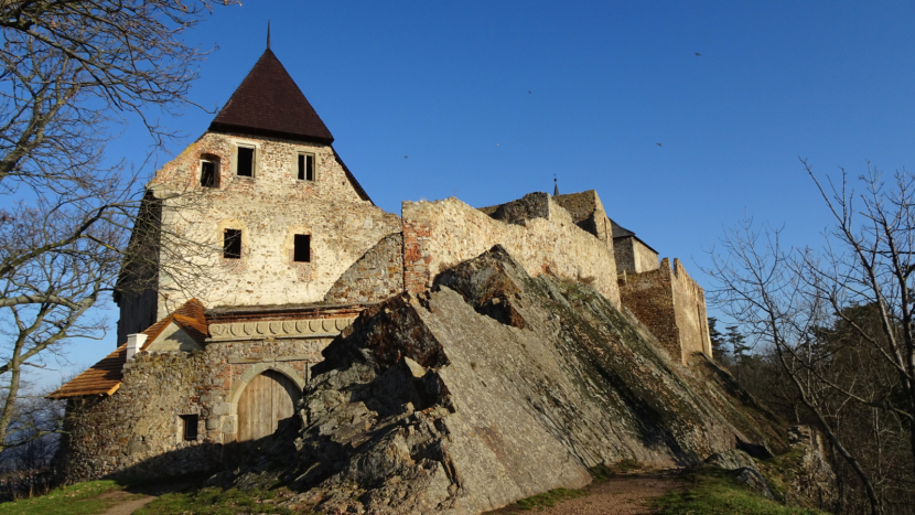 Hrad Točník: Královské sídlo, které ukrývá tajemství i medvědy