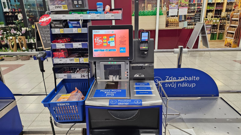 Samoobslužná pokladna, mobil v ruce a klubová cena. Kam se posunulo nakupování v Česku?
