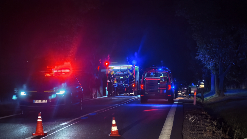 Náraz zezadu u Drásova: Nissan skončil v kufru Alfy Romeo a zcela uzavřel silnici