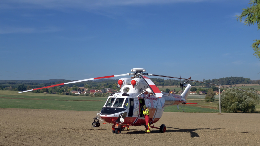 Vážná nehoda v Březnici: Mladá žena na elektrokoloběžce bez helmy narazila do auta, do nemocnice ji transportoval vrtulník