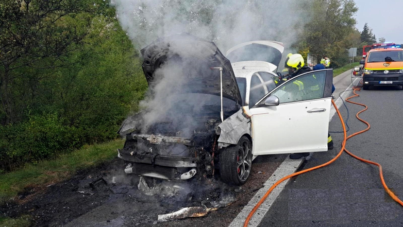 Požár osobního auta komplikoval provoz na dálnici D4 u Dobříše, řidič stihl před ohněm včas utéct