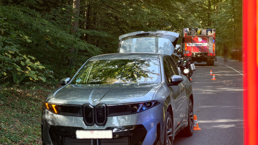 Střet motocyklu s autem uzavřel hlavní tah na Plzeň: Zranění motorkáři skončili v nemocnici