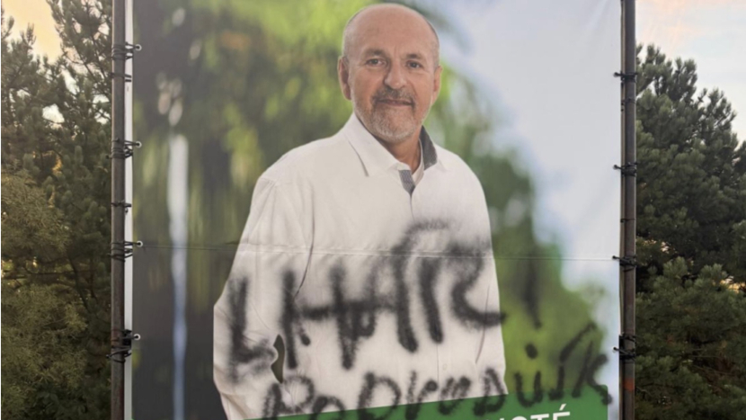 „Lhář“ a „podvodník“. Někdo posprejoval volební plakáty Ivana Fuksy