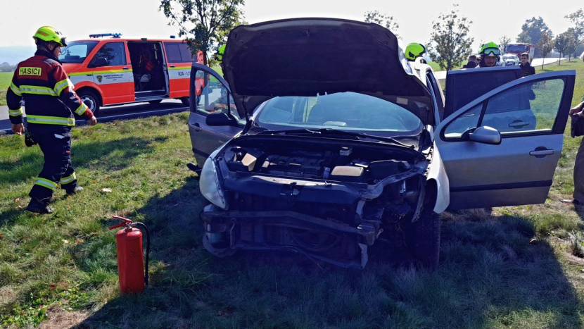 Peugeot narazil u Malé Hraštice do stromu, starší řidič skončil v nemocnici