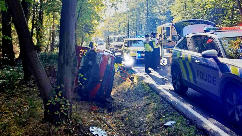 U Dobříše se srazily dvě škodovky, těžce zraněnou řidičku transportoval vrtulník do nemocnice.