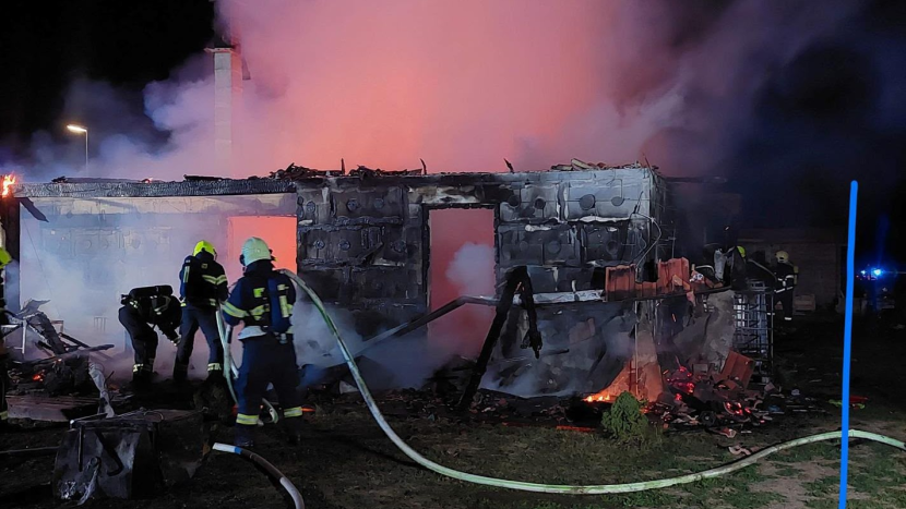 Noční požár v Obořišti zničil rodinný dům: Škoda jde do milionů, na místě zasahovalo šest jednotek