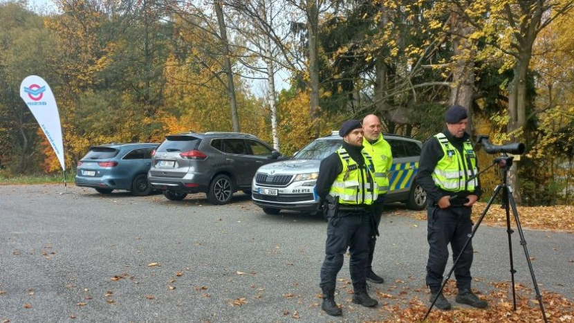 Policisté kontrolovali řidiče. Čtyři drželi za jízdy telefon