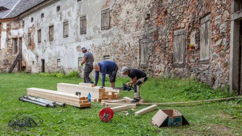 Díra, která mohla způsobit katastrofu. Malý palác v zámku se podařilo rožmitálským nadšencům zachránit
