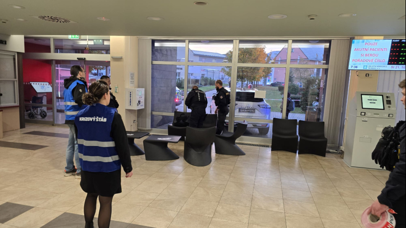 Ve vestibulu nemocnice bylo nalezeno podezřelé zavazadlo. Na místě zasahuje policie