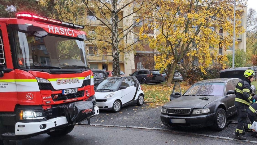 V Příbrami spadlo na mladého muže auto, pro zraněného letěl vrtulník