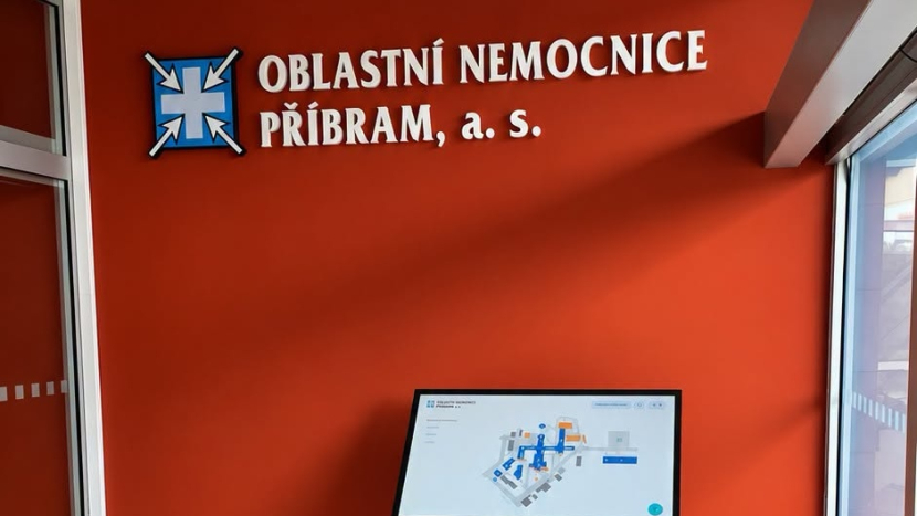 V příbramské nemocnici usnadňuje pacientům orientaci nová dotyková obrazovka s AI asistentem