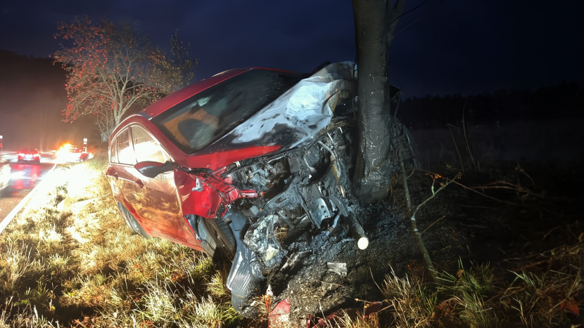 Hrozivá nehoda u Hluboše: Auto po střetu skončilo ve stromě a začalo hořet