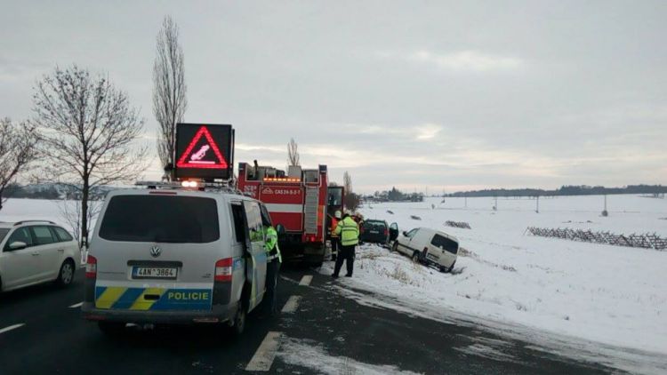 Nehoda na silnici 4 komplikuje provoz u Vrančic