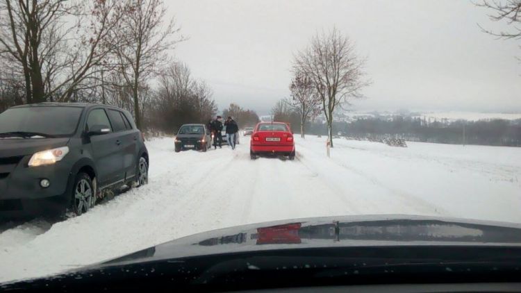 Vítr a sníh dále komplikují dopravu. Další nehoda u Rožmitálu
