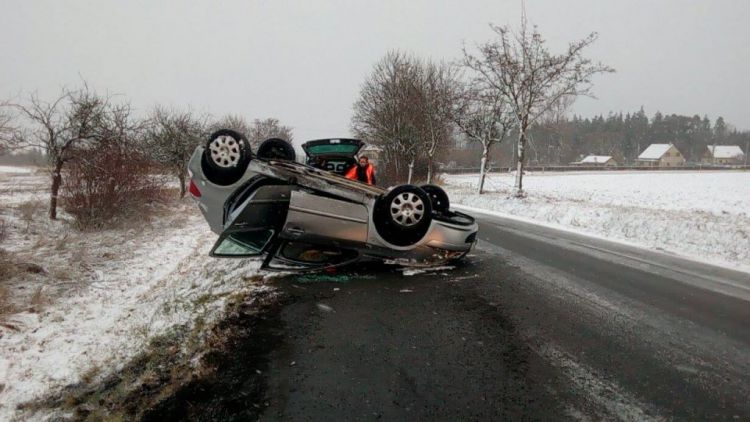 Auto u Narysova skončilo po nehodě na střeše
