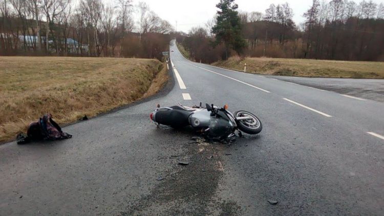 Osobní vůz nedal přednost motocyklu ve Višňové
